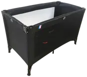Sort bærbar babyseng med net-sider, robust ramme og hvid madras. Har afrundede hjørner og hævede ben for stabilitet. Velegnet til rejser eller hjemmebrug, nem at samle.