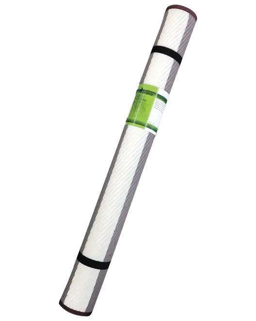 Rullet hvid yogamåtte med tekstureret overflade, fastgjort med to sorte elastikbånd og grøn produktetiket. Let og nem at transportere til træning eller udstrækning.