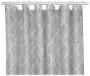 Grå badeforhæng med hvidt geometrisk mønster, lavet af stof, hængende fra hvide ringe på en stang. Moderne design til badeværelset.