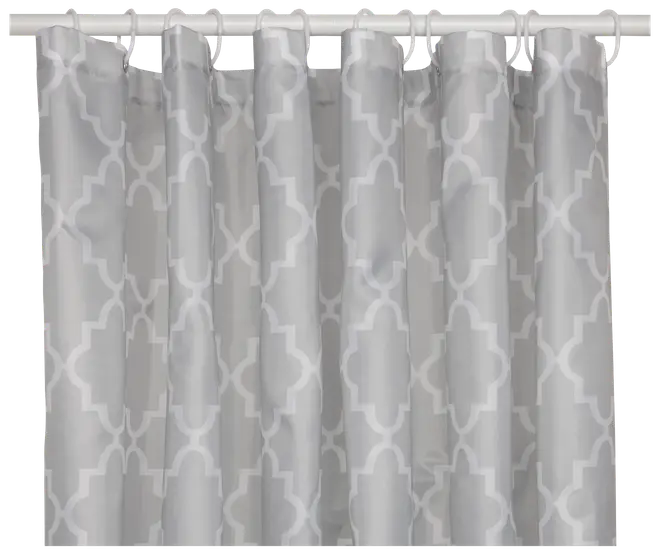 Grå badeforhæng med hvidt geometrisk mønster, lavet af stof, hængende fra hvide ringe på en stang. Moderne design til badeværelset.