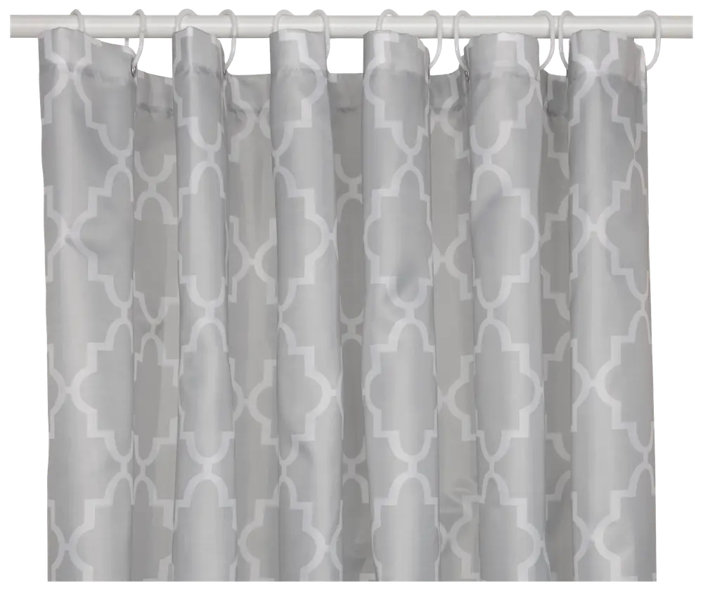 Grå badeforhæng med hvidt geometrisk mønster, lavet af stof, hængende fra hvide ringe på en stang. Moderne design til badeværelset.