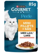 Purina Gourmet Perle kattmatspåse, 85g, mini filéer i sås med lax. Blå förpackning med vit katt och en tallrik med mat.