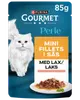 Purina Gourmet Perle kattmatspåse, 85g, mini filéer i sås med lax. Blå förpackning med vit katt och en tallrik med mat.