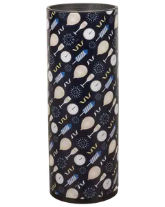 Hög cylindrisk termosmugg med nyårsmotiv: klockor, ballonger, partyhattar, konfetti och champagneglas på mörk bakgrund. Tillverkad i rostfritt stål, isolerad för drycker.