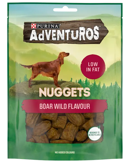 Purina Adventuros Nuggets hundgodis, vildsvinssmak, låg fetthalt, inga tillsatta färgämnen, återvinningsbar förpackning. Bilden visar nuggets och en hundillustration på framsidan.