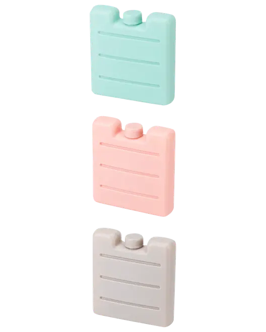 Tre pastelfarvede genanvendelige gel-ispakker med afrundede hjørner og lille hætte øverst, vist i mint, pink og hvid.