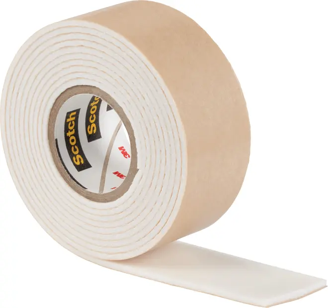 Rulle med Scotch dobbeltsidet skumtape, beige farve, tyk og polstret. Velegnet til montering på vægge. Stærk klæbeevne på begge sider, nem at tilpasse.