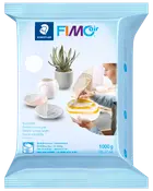 Staedtler FIMOair lufttørrende modellervoks, 1000g pakke. Velegnet til hobbyprojekter, ligner porcelænsler. Emballagen viser færdige skåle og urtepotter.