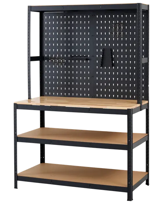 Robust arbejdsbænk med tre træhylder, sort metalramme og hulplade bagpanel til værktøjsopbevaring. Inkluderer kroge og en lille hylde til ekstra opbevaring.