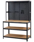 Robust arbejdsbænk med tre træhylder, sort metalramme og hulplade bagpanel til værktøjsopbevaring. Inkluderer kroge og en lille hylde til ekstra opbevaring.