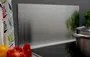 Rektangulär stänkskyddspanel i rostfritt stål, slät borstad yta, placeras bakom spisen för att skydda väggen mot stänk. Lätt att rengöra, modern design.