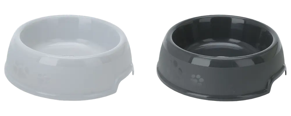 Sæt med to plastikskåle til kæledyr, én hvid og én mørkegrå, begge med lav, bred form og diskret poteaftryk på siden. Velegnet til mad eller vand.