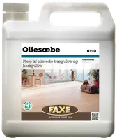 Plastdunk med Faxe oliesæbe natur til pleje af olierede træ- og korkgulve. Har bærehåndtag, skruelåg og etiket med produktinformation og indeklimamærke.