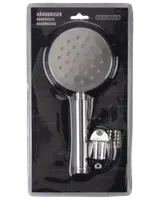 Håndbruser sæt med rund, sølvfarvet bruserhoved, flere dyser, tilhørende slange og vægbeslag, pakket i klar plastemballage.