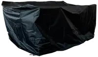Stor svart vattentät skyddshuva i rektangulär form, tillverkad av slitstarkt plastmaterial. Skyddar utemöbler eller utrustning mot regn, damm och sol. Synliga veck.