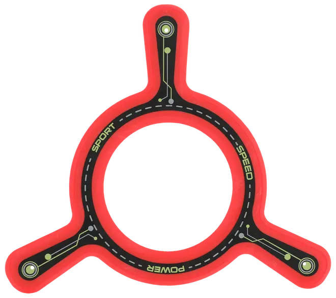 Trearmad röd och svart boomerang-leksak med cirkulärt centrum, märkt 'Sport', 'Speed' och 'Power'. Tillverkad av mjukt, hållbart material för utomhuslekar.