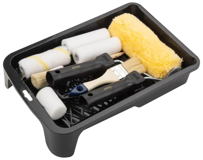 Målningskit med svart bricka, flera roller, två penslar och rollerhandtag. Innehåller olika rollerstorlekar och texturer för olika målningsuppgifter. Perfekt för hemmafixare.