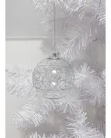 Klar glaskula med silverglittriga snöflingor, rund form, hänger i ett silverband. Perfekt för elegant och festlig julgransdekoration.