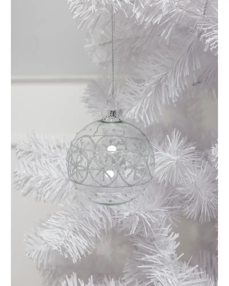 Klar glaskula med silverglittriga snöflingor, rund form, hänger i ett silverband. Perfekt för elegant och festlig julgransdekoration.