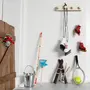 Miniature sportsudstyrssæt med skøjter, skistave, ski, tennisracket med bold, fiskestang, net og metalspand. Ideel til dukkehuse eller dekoration.