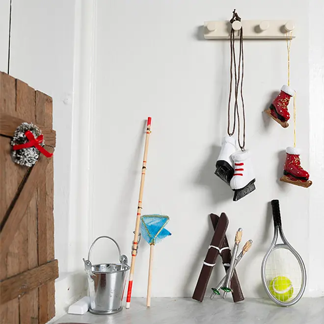 Miniature sportsudstyrssæt med skøjter, skistave, ski, tennisracket med bold, fiskestang, net og metalspand. Ideel til dukkehuse eller dekoration.