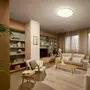 Moderne stue med beige sofaer, træbord, bogreoler, neutrale dekorationer, stor loftslampe og gardiner. Hyggeligt siddeområde med lænestol, sidebord og dekorative elementer.