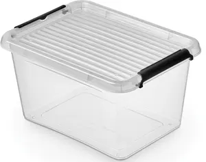 Genomskinlig plastförvaringslåda med räfflat lock och svarta låshandtag på sidorna. Stapelbar och hållbar för förvaring av olika saker.