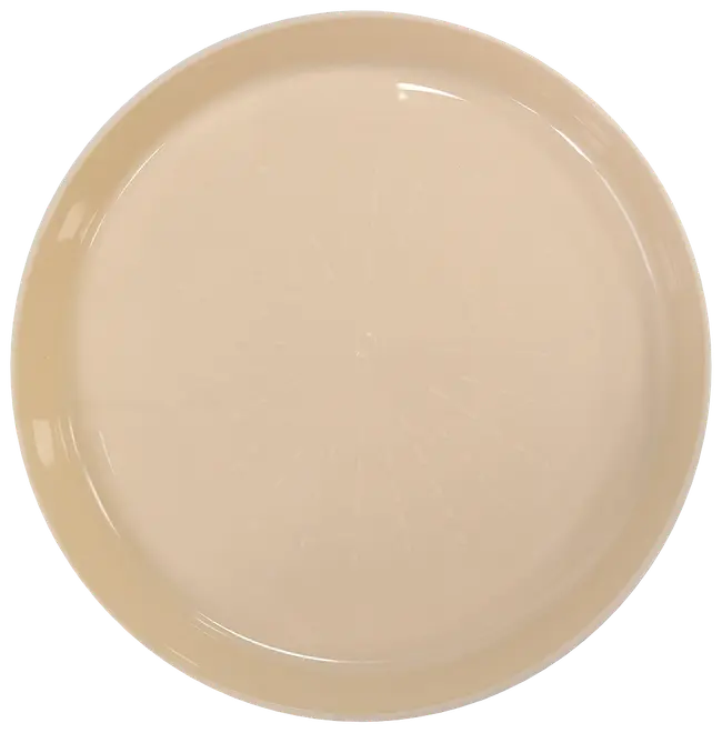 Rund beige keramiktallerken med glat, blank overflade og let hævet kant. Enkelt, minimalistisk design velegnet til daglig brug eller afslappede måltider.