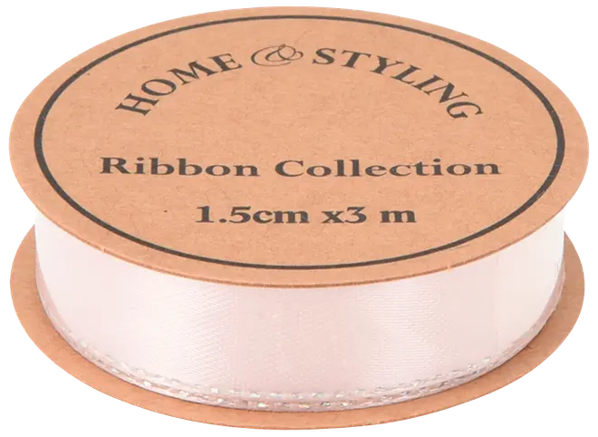 Ljusrosa satinband, 1,5 cm brett och 3 meter långt, på pappspole märkt 'Home & Styling Ribbon Collection'. Perfekt för pyssel, presentinslagning och dekoration.