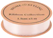 Lys pink satinbånd, 1,5 cm bredt og 3 meter langt, på papspole mærket 'Home & Styling Ribbon Collection'. Perfekt til hobby, gaveindpakning og dekoration.