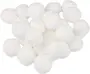 En hög vita bomullsbollar, runda och fluffiga, passar för kosmetik, medicinskt bruk eller pyssel. Mjuk textur, absorberande och skonsam mot huden. Flera stycken i förpackningen.