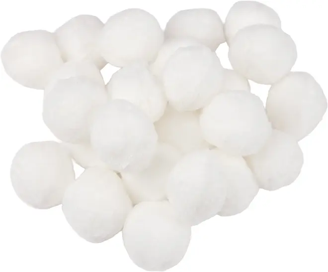 En hög vita bomullsbollar, runda och fluffiga, passar för kosmetik, medicinskt bruk eller pyssel. Mjuk textur, absorberande och skonsam mot huden. Flera stycken i förpackningen.