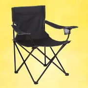 Sort sammenklappelig campingstol med armlæn, net-kopholder og robust metalstel. Let og bærbar, ideel til udendørs aktiviteter som camping, picnic eller sportsbegivenheder.
