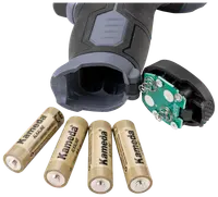 Sladdlöst verktygshandtag med öppet batterifack, avtaget lock med synliga fjädrar och fyra Kameda AA-alkaliska batterier framför för strömförsörjning.