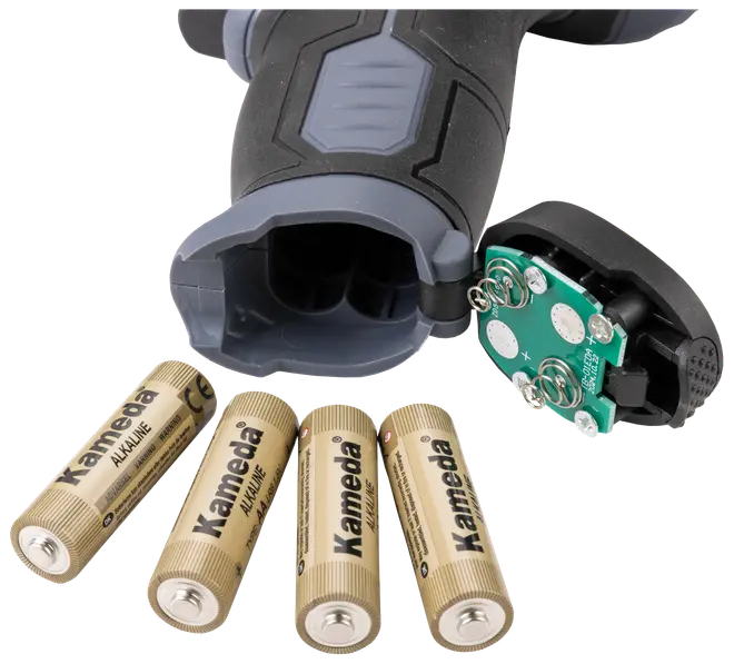 Ledningsfri værktøjsgreb med åbent batterirum, løsnet dæksel med synlige fjedre og fire Kameda AA-alkaliske batterier foran til strømforsyning.