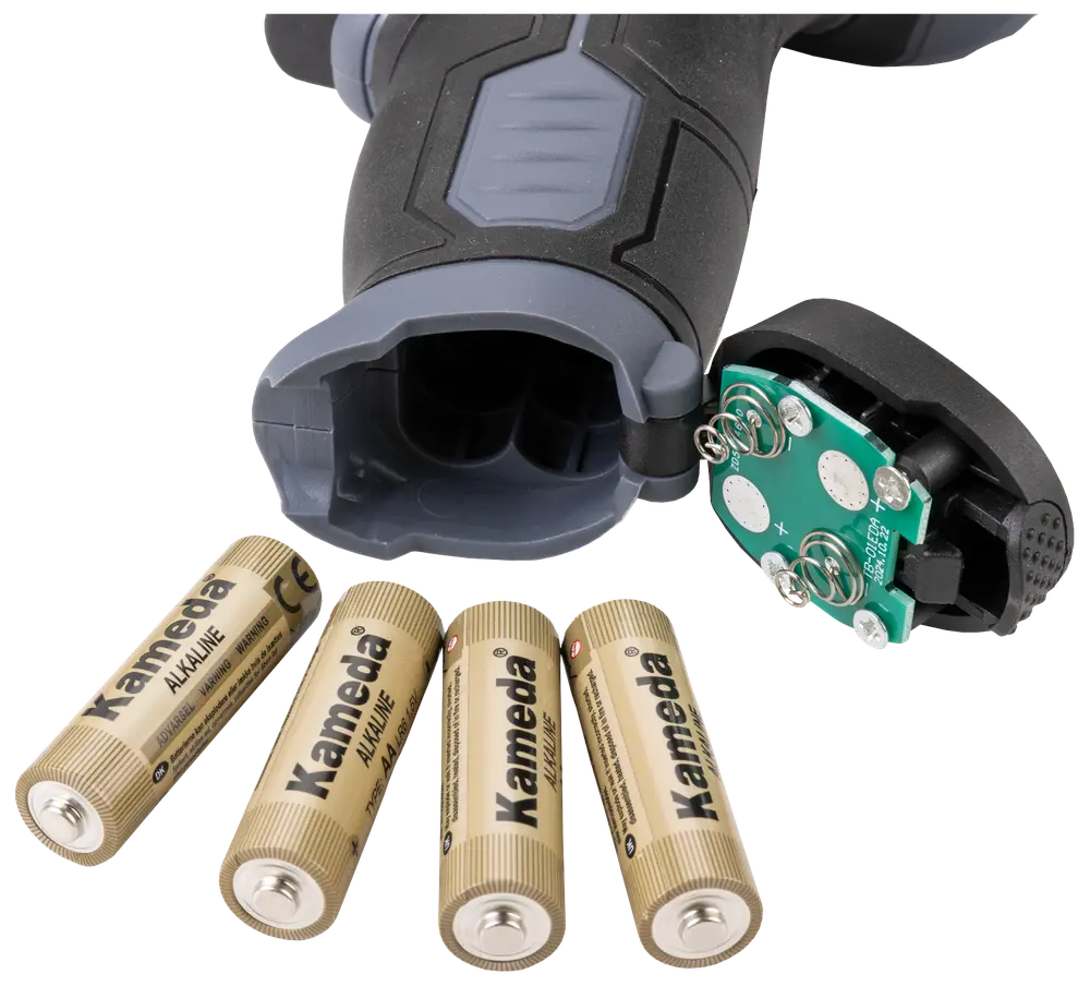 Sladdlöst verktygshandtag med öppet batterifack, avtaget lock med synliga fjädrar och fyra Kameda AA-alkaliska batterier framför för strömförsörjning.