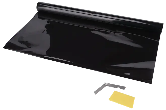 Rulle med sort vinduesfilm, inklusiv installationsværktøjer som skraber og kniv. Velegnet til bil eller hjem for at mindske genskin og øge privatliv.