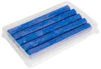 Pakke med seks blå cylindriske musegiftstænger i en klar plastbakke, beregnet til skadedyrsbekæmpelse. Hver stang er ens i størrelse og farve.
