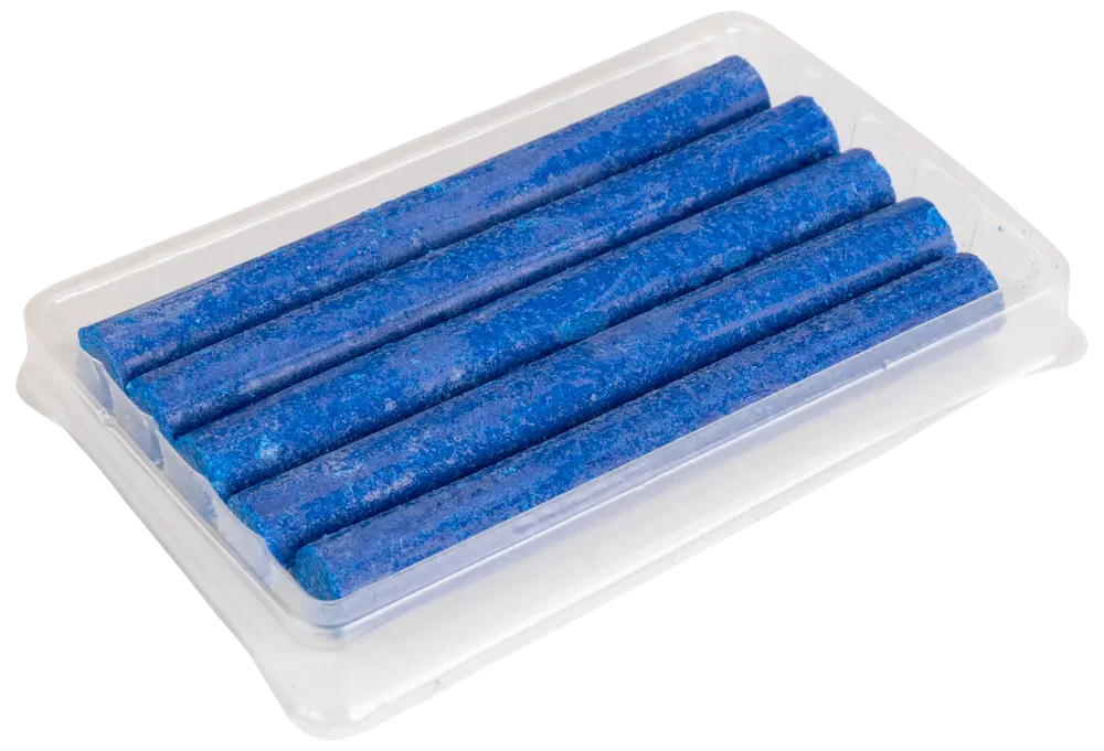 Pakke med seks blå cylindriske musegiftstænger i en klar plastbakke, beregnet til skadedyrsbekæmpelse. Hver stang er ens i størrelse og farve.