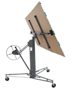 Gipshejs med solid metalramme, justerbar vippefunktion, håndsving og fire drejehjul for nem bevægelse. Ideel til sikker løft og montering af gipsplader.