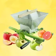 Manuel frugtknuser med metaltragt og træhåndtag, egnet til æbler og citrusfrugter. Grøn base med håndsving, designet til nem frugtforarbejdning. Perfekt til hjemmelavet juice.