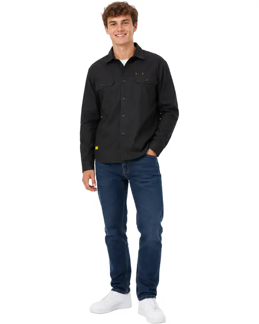Herroutfit med svart skjorta med knappar och bröstfickor, mörkblå jeans och vita sneakers. Skjortan har klassisk krage och långa ärmar.