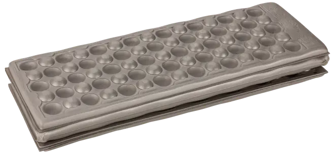 Rektangulær metal ravioliform med 36 runde fordybninger, bruges til at forme og skære hjemmelavet ravioli. Holdbar, nem at rengøre, ideel til pastafremstilling.