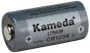 Kameda CR123A litiumbatteri, 3V. Cylindrisk form, metallgrå färg, markerad med plus- och minuspoler. Passar till kameror, ficklampor och elektronik.