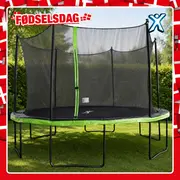 Sort trampolin med grøn kant står på græsplæne