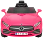 Lyserød Mercedes-Benz elbil til børn med realistisk frontgitter, detaljerede forlygter, sort sæde og rat. Har europæisk nummerplade og sporty, moderne design.