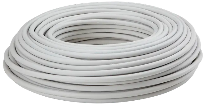 Hvid plastslange i rulle, fleksibel og holdbar, velegnet til VVS eller elinstallationer. Glat overflade, ensartet diameter, leveres i stor rulle for nem transport.