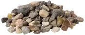 En bunke blandede naturgrussten i forskellige størrelser, former og jordfarver, velegnet til haveanlæg, dekoration eller byggeprojekter.