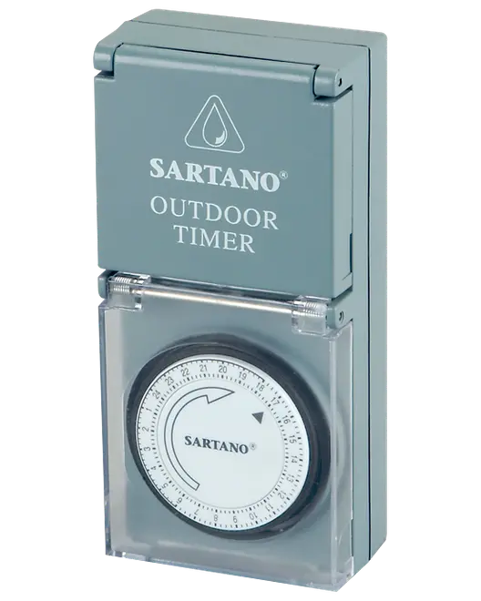 Sartano udendørs timer med vejrbestandigt kabinet, drejeknap til tidsindstilling og gennemsigtigt beskyttelsesdæksel. Egnet til udendørs elektriske apparater. Grå, kompakt rektangulær form.