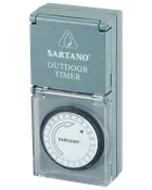 Sartano udendørs timer med vejrbestandigt kabinet, drejeknap til tidsindstilling og gennemsigtigt beskyttelsesdæksel. Egnet til udendørs elektriske apparater. Grå, kompakt rektangulær form.